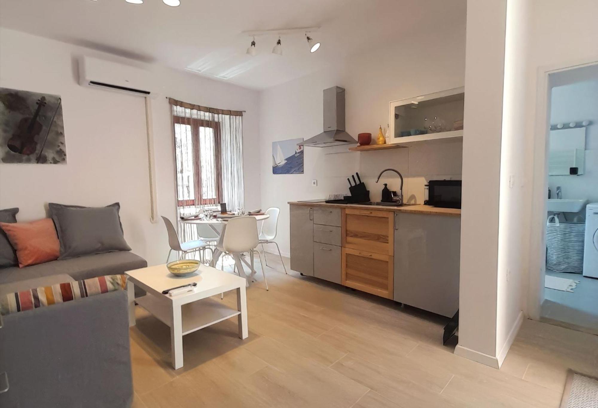 Eli I Val Apartment